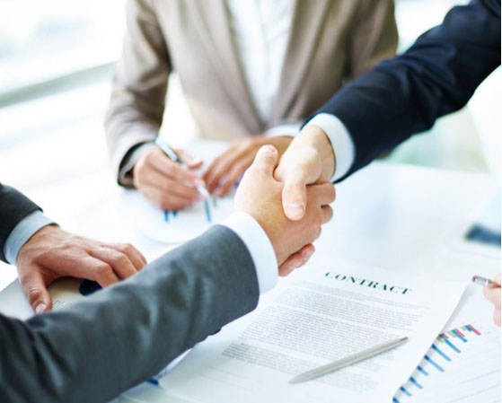 在多工位冷镦機的設計和制造(zào)中，如何考慮生産效(xiào)率和加工精度的平衡？有哪些優化措施和技術？